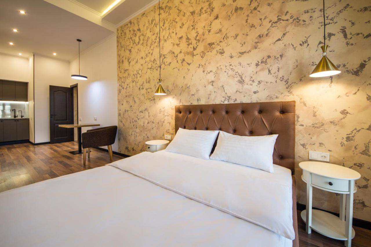 Apartments On Ploshcha Ukrainskykh Heroiv Киев Екстериор снимка